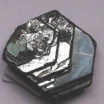 Cristal automorphe d’hématite (Fe2O3)