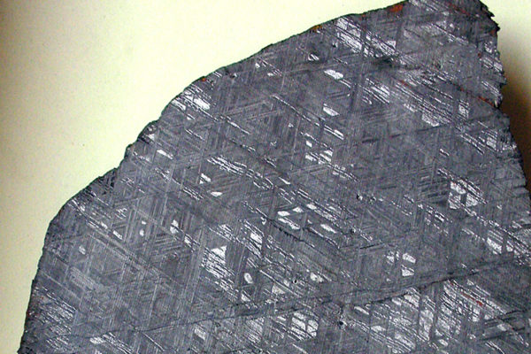 Météorite de fer avec des figures de Widmanstätten