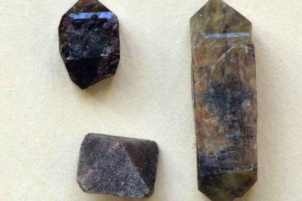 Cristaux de zircon (ZrSiO4) de formes différentes provenant de Madagascar et de Norvège.