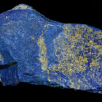 Cristaux en lits successifs de lazurite bleue (Na,Ca)8(AlSiO4)6(SO4,S,Cl,OH)2 ) et de pyrite (FeS2).