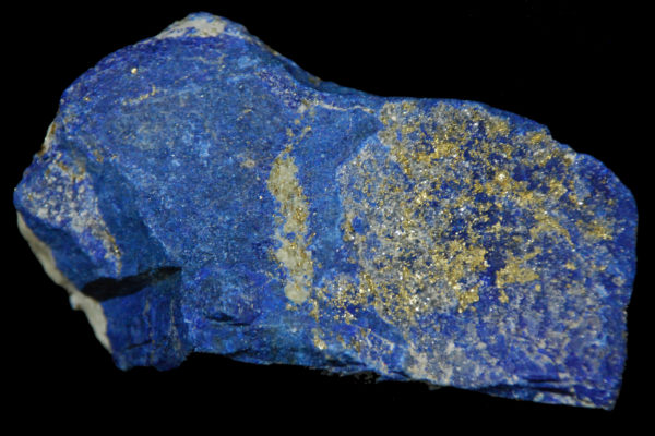 Cristaux en lits successifs de lazurite bleue (Na,Ca)8(AlSiO4)6(SO4,S,Cl,OH)2 ) et de pyrite (FeS2).