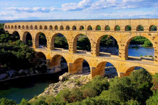 Construction antique romaine : le Pont du Gard, France.