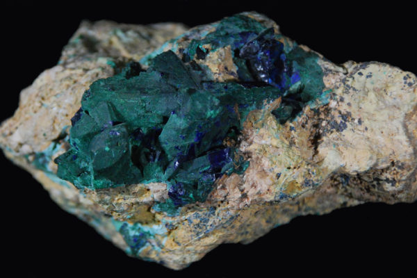 Cristaux d'azurite recouverts partiellement de malachite, Maroc