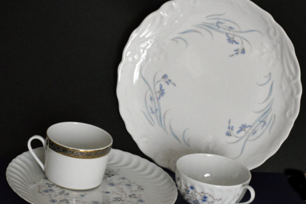 Exemples de vaisselle en porcelaine de Limoges.