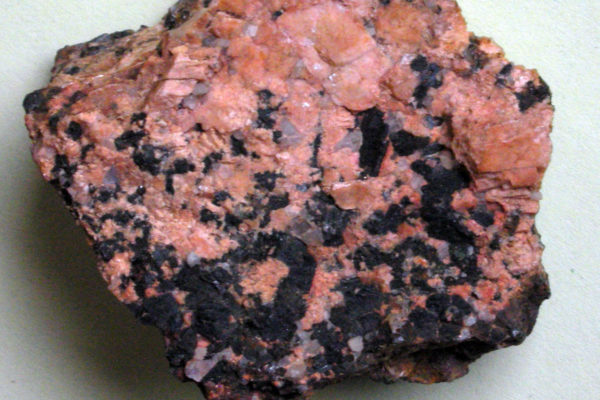 Monocristaux d’allanite dans un granite Ca(REE,Ca)Al2Fe(SiO4)(Si2O7)O(OH)