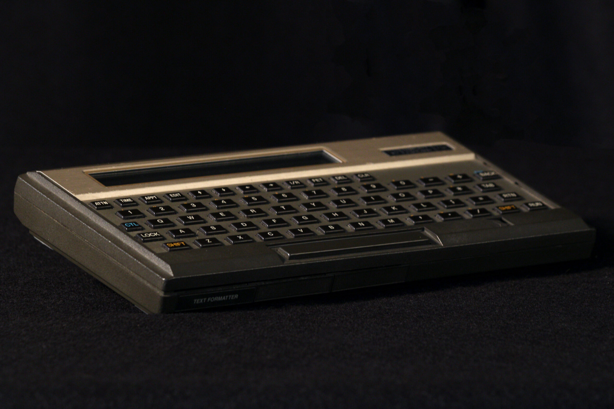 Mini-ordinateur HP-75C vue 3/4
