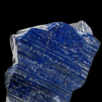 Lapis lazuli d’Afganistan, les lits bleus sont constitués essentiellement de lazurite.